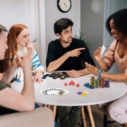 500 kappaleen pokerisetti 14g pelimerkeillä ja korttipakoilla