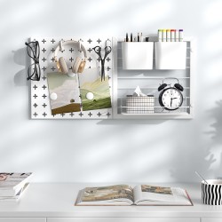 Monikäyttöinen valkoinen pegboard-järjestelmä säilytykseen ja organisointiin Monikäyttöinen valkoinen pegboard-järjestelmä säilytykseen ja organisointiin