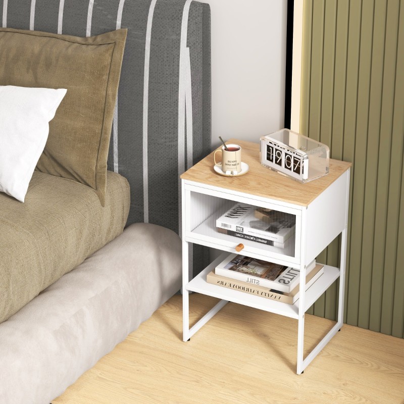 Kolmitasoinen valkoinen sivupöytä säilytyshyllyllä olohuoneeseen