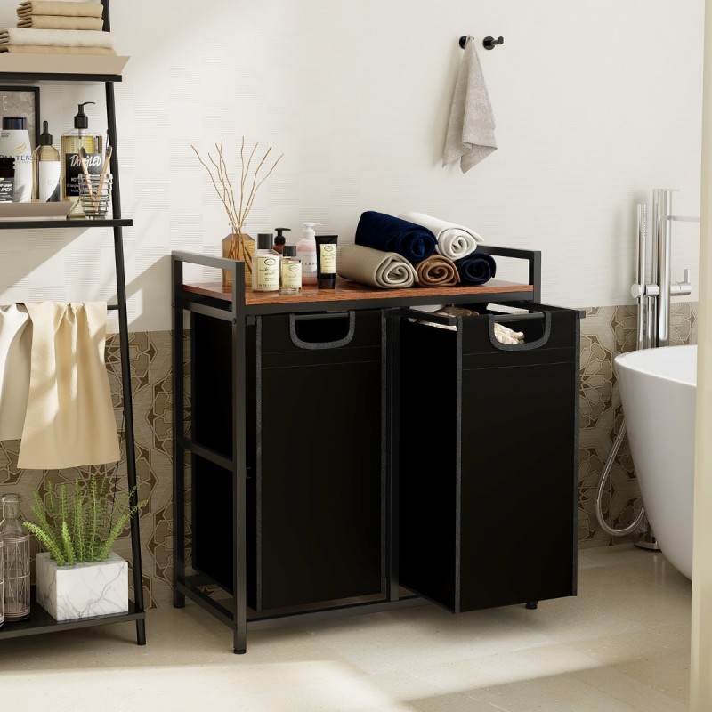 Pyykkikori hyllyllä ja irrotettavilla pusseilla