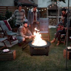 Monikäyttöinen musta teräksinen tulisija grillillä ja suojaverkolla