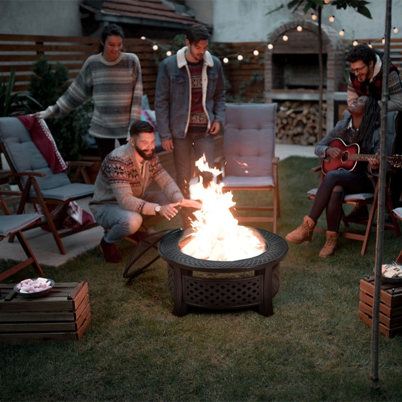 Monikäyttöinen musta teräksinen tulisija grillillä ja suojaverkolla