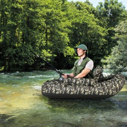 V-muotoinen kalastusvene camouflage vavanpidikkeellä ja kalamitalla V-muotoinen kalastusvene camouflage vavanpidikkeellä ja kalamitalla