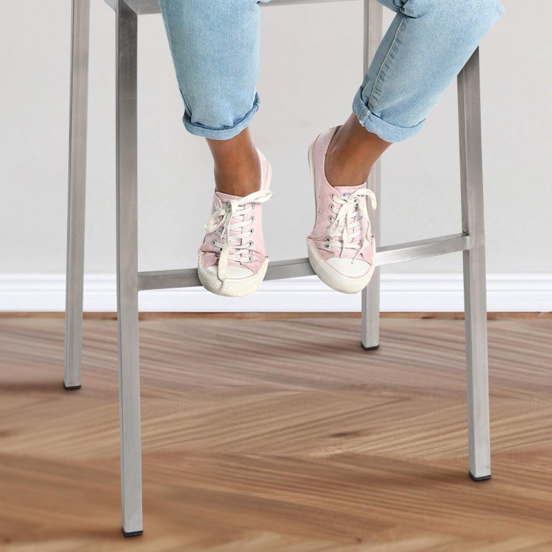 Tyylikäs baarijakkara pehmustetulla kangasverhoilulla ja käsinojilla