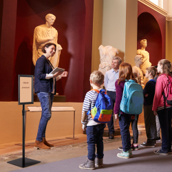 Korkeussäädettävä hopeinen infoständeri alumiinikehyksellä ja teräsjalustalla