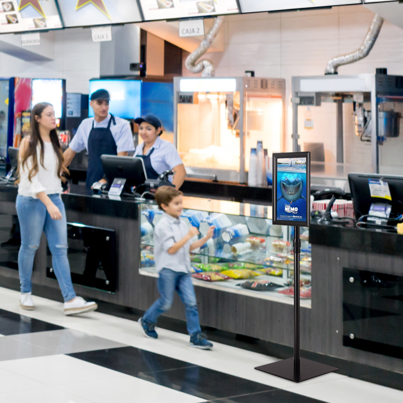 Korkeussäädettävä hopeinen infoständeri alumiinikehyksellä ja teräsjalustalla