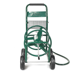 Vihreä metallinen puutarhaletkuvaunu korilla ja ilmatäytteisillä renkailla