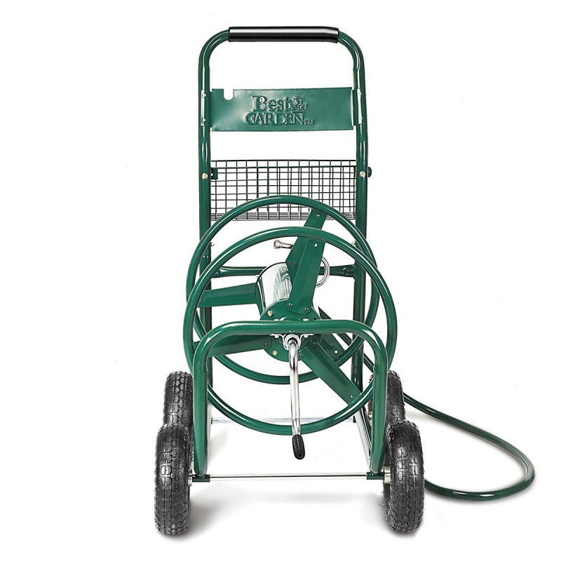 Vihreä metallinen puutarhaletkuvaunu korilla ja ilmatäytteisillä renkailla