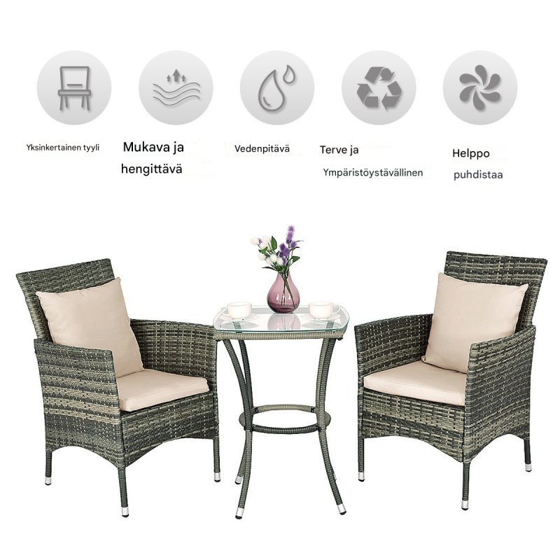 Harmaa rattan parvekesetti pöydällä ja pehmusteilla