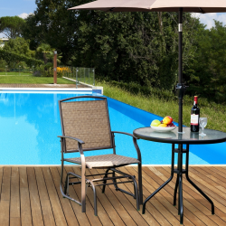 Ruskea terassikeinutuoli ulkokäyttöön ergonomisella muotoilulla