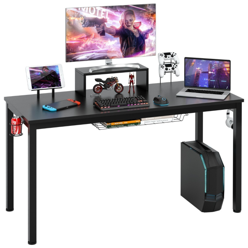 Ergonominen musta pelipöytä monitoritasolla ja lisävarusteilla