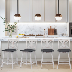 Kaksi valkoista vintage-baarijakkaraa, kääntyvä ja ergonominen