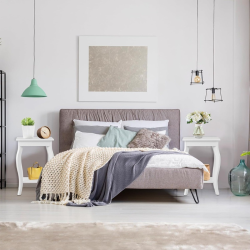 Kaksitasoiset valkoiset sivupöydät olohuoneeseen ja makuuhuoneeseen