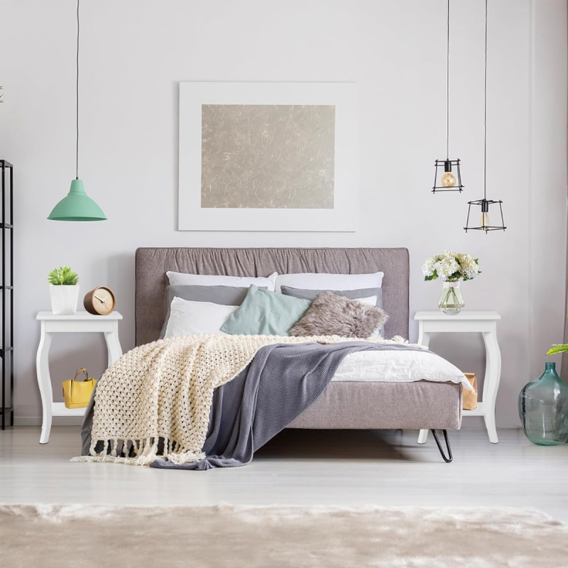 Kaksitasoiset valkoiset sivupöydät olohuoneeseen ja makuuhuoneeseen