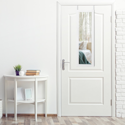 Valkoinen korukaappi peilillä ja LED-valaistuksella