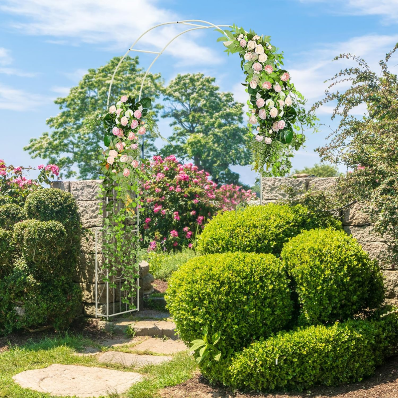 Valkoinen metallinen puutarhakaari köynnöskasveille ja ruusuille