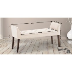 Tyylikäs leveä lepotuoli mukavalla pehmustetulla istuimella olohuoneeseen