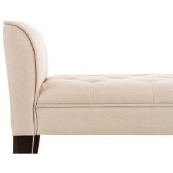 Tyylikäs leveä lepotuoli mukavalla pehmustetulla istuimella olohuoneeseen