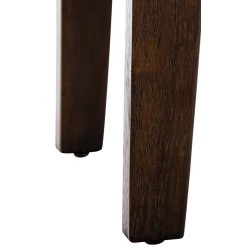 Tyylikäs leveä lepotuoli mukavalla pehmustetulla istuimella olohuoneeseen