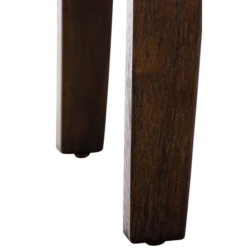 Tyylikäs leveä lepotuoli mukavalla pehmustetulla istuimella olohuoneeseen