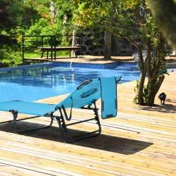 Taitettava vihreä aurinkotuoli kasvotilalla ja tyynyillä