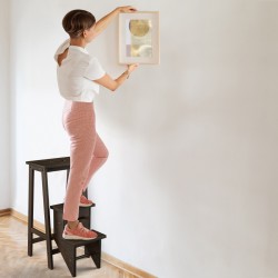 Kolmiportainen kokoontaitettava ruskea jakkara kantokahvalla ja kääntyvillä askelmilla