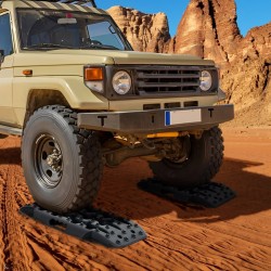 Kaksi mustaa offroad-kitkamattoa hiekalle mudalle ja lumelle