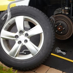 3-osainen keltainen renkaanvaihtotyökalusarja teräsvannepidikkeellä