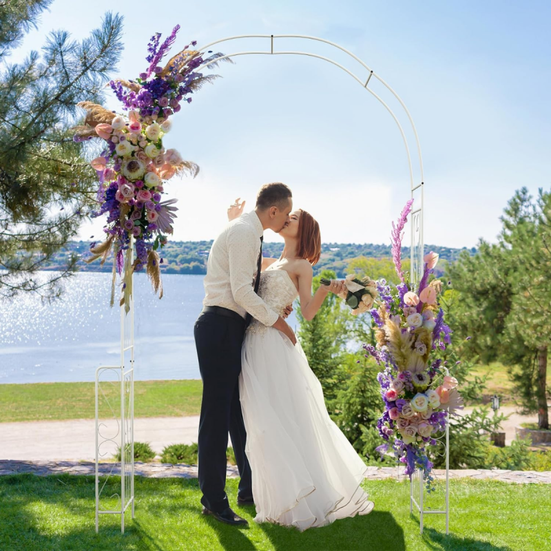 Valkoinen metallinen puutarhakaari köynnöskasveille ja ruusuille