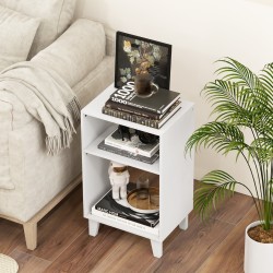 Kolmitasoinen valkoinen sivupöytä säilytystilalla ja puujaloilla