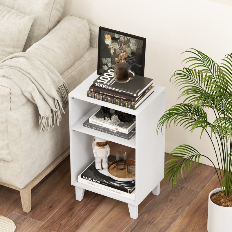 Kolmitasoinen valkoinen sivupöytä säilytystilalla ja puujaloilla