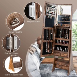 Lattialla seisova ruskea korukaappi täysikokoisella peilillä