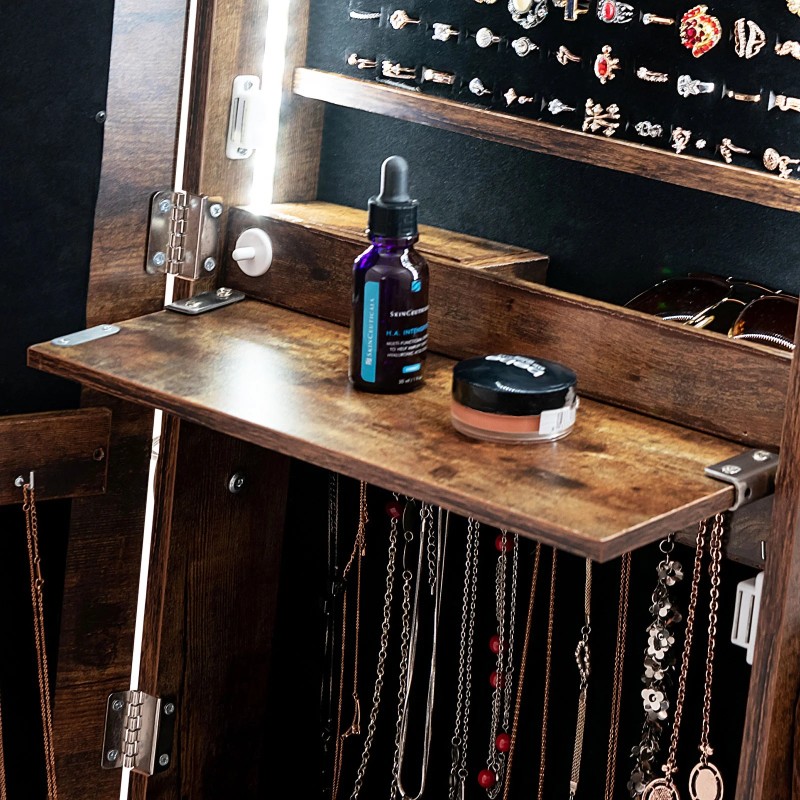 Lattialla seisova ruskea korukaappi täysikokoisella peilillä