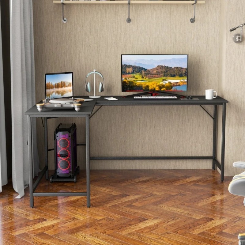 L-muotoinen musta tietokonepöytä pistorasialla ja PC-telineellä