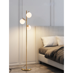 Kolmilamppuinen kultainen lattiavalaisin lasivarjostimilla ja jalkakytkimellä