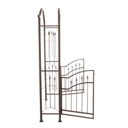 Ylellinen rautainen ruusukaari portilla puutarhaan köynnöskasveille