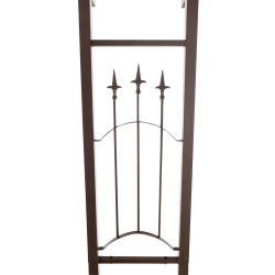 Ylellinen rautainen ruusukaari portilla puutarhaan köynnöskasveille