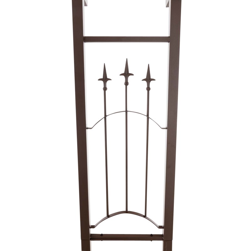 Ylellinen rautainen ruusukaari portilla puutarhaan köynnöskasveille