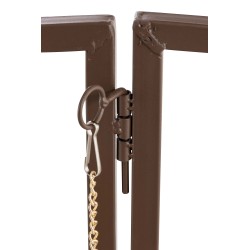 Ylellinen rautainen ruusukaari portilla puutarhaan köynnöskasveille