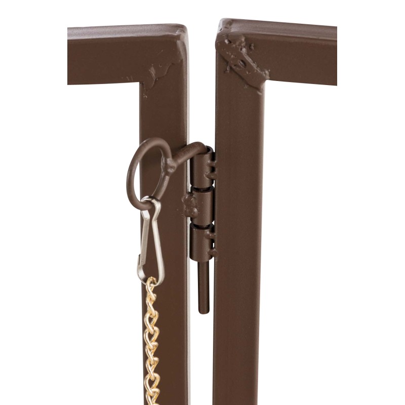 Ylellinen rautainen ruusukaari portilla puutarhaan köynnöskasveille