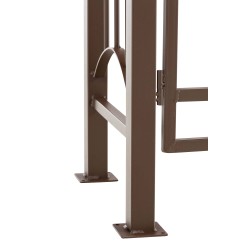 Ylellinen rautainen ruusukaari portilla puutarhaan köynnöskasveille