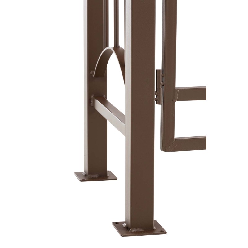 Ylellinen rautainen ruusukaari portilla puutarhaan köynnöskasveille