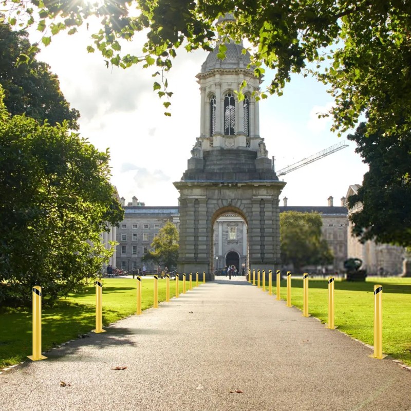Teräksinen turvapaalu 91cm halkaisija 11,4cm 3mm seinämä 2 kpl keltamusta 8 ankkuripulttia