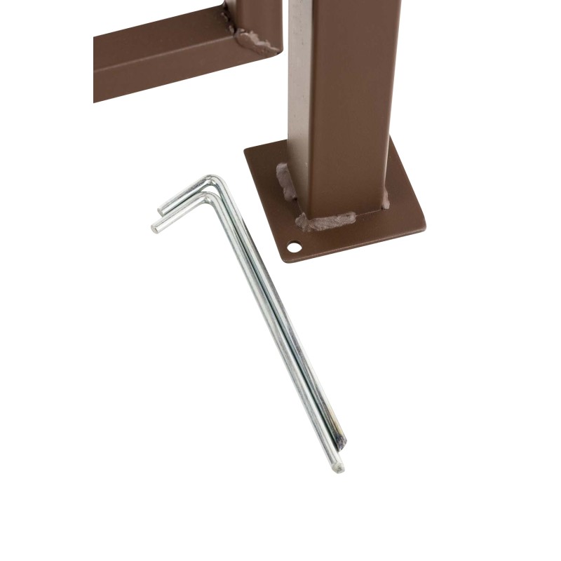 Ylellinen rautainen ruusukaari portilla puutarhaan köynnöskasveille