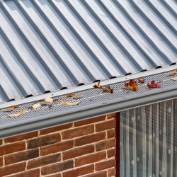 Alumiininen rännisuoja 5-tuumainen 31,7 m 26 kpl 4 mm reiät