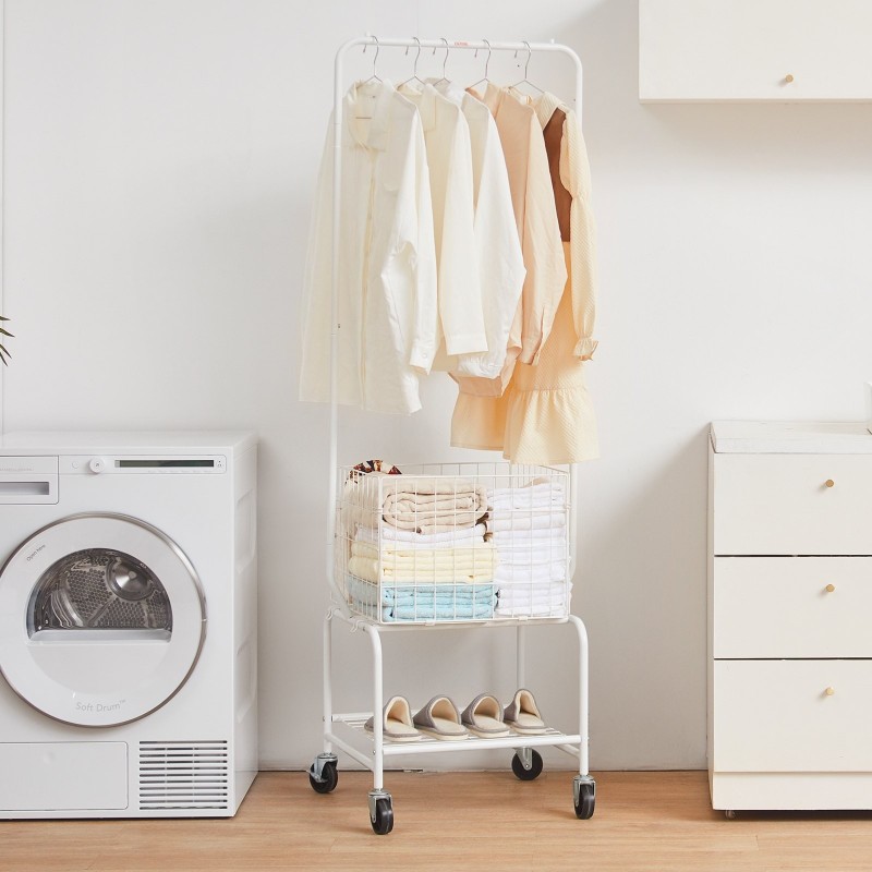 Metallinen pyörällinen pyykkikori ripustustangolla teräsrunko korkeussäätö lukittavat pyörät alahyllyllä