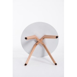 Pyöreä valkoinen sohvapöytä puujaloilla kompaktiin tilaan