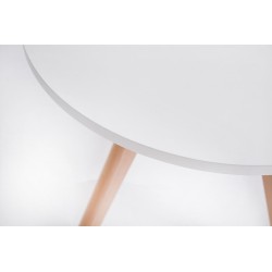 Pyöreä valkoinen sohvapöytä puujaloilla kompaktiin tilaan