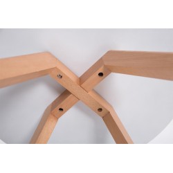 Pyöreä valkoinen sohvapöytä puujaloilla kompaktiin tilaan