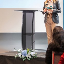 Akryylinen puhujakoroke noin 119 senttimetriä korkea läpinäkyvä leveä pöytätaso säilytyshyllyllä